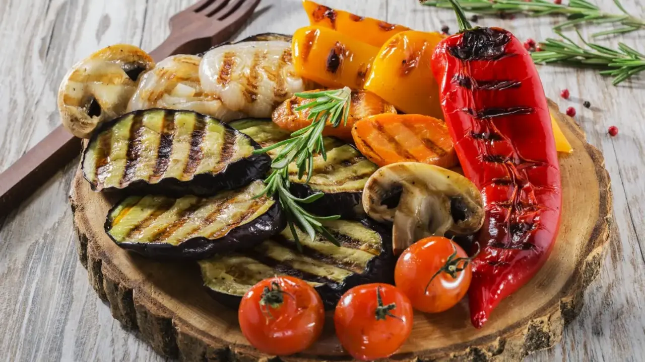Pyszne warzywa z grilla: bakłażan, papryka, pieczarki, pomidorki i marchewka. Idealne co na grilla!