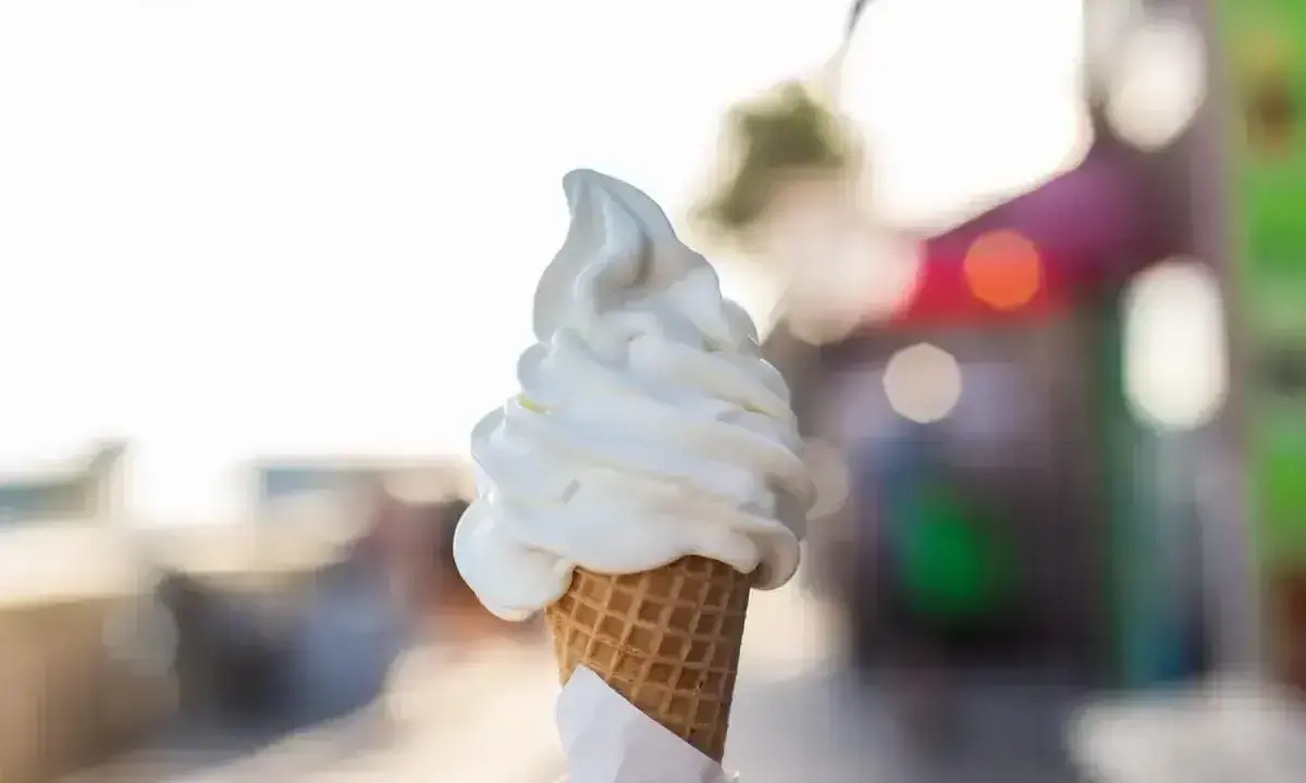 Pyszne, kremowe lody amerykańskie w wafelku, idealne na upalny dzień.