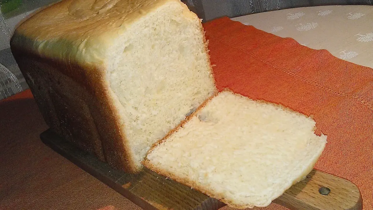 Puszyste ciasto drożdżowe z maszyny, idealne na kanapki. Przepis na nie jest prosty i szybki.