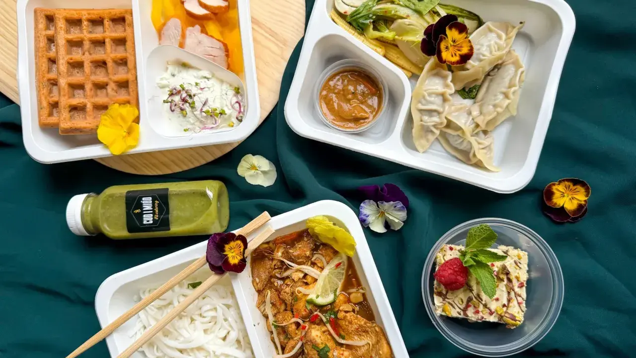 Różnorodne dania z pudełek, napój i deser. Czy catering dietetyczny się opłaca? Wygląda apetycznie!
