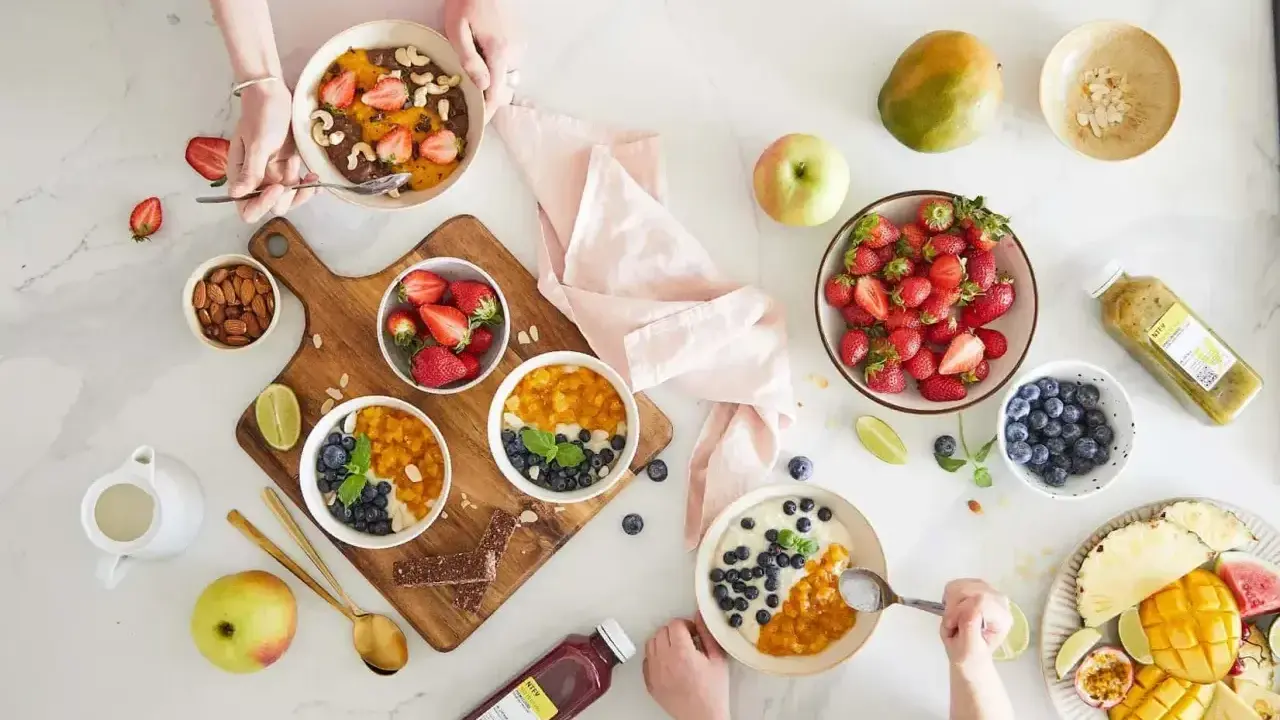 Zdrowe śniadanie w stylu self-catering: owsianka z owocami, jagodami, mango i orzechami. Idealne na początek dnia.