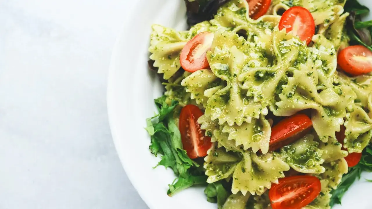 Makaron farfalle z pesto, pomidorkami koktajlowymi i świeżą sałatą. Idealne co na obiad dietetycznie.