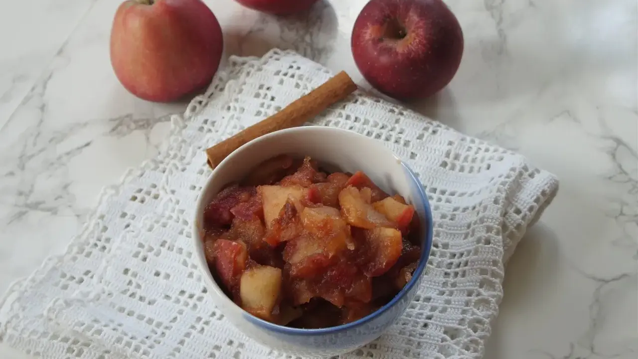 Gotowe jabłka do szarlotki, usmażone z cynamonem. Idealne do ciasta, gdy chcesz wiedzieć, jak smażyć jabłka na szarlotkę.