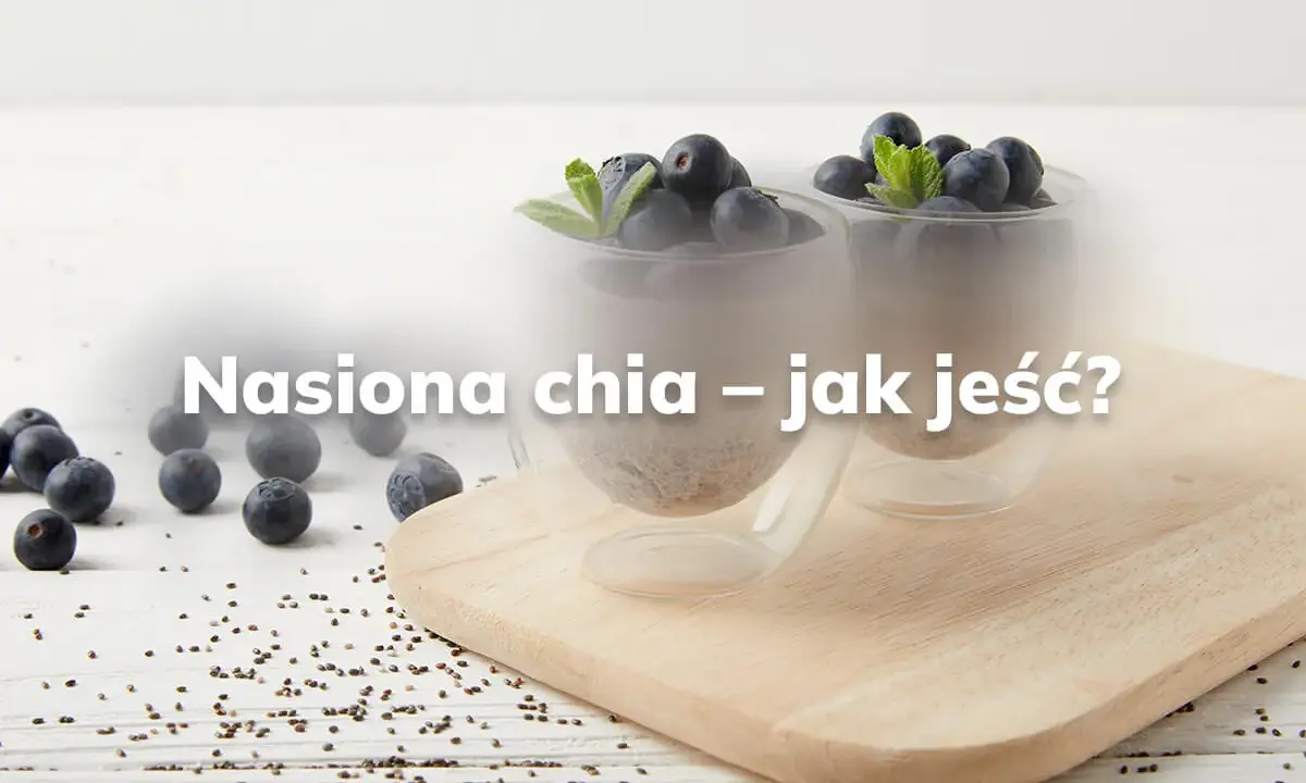 Dwa pucharki z deserem chia i jagodami na desce. Nasiona chia – jak jeść, by czerpać z ich właściwości?