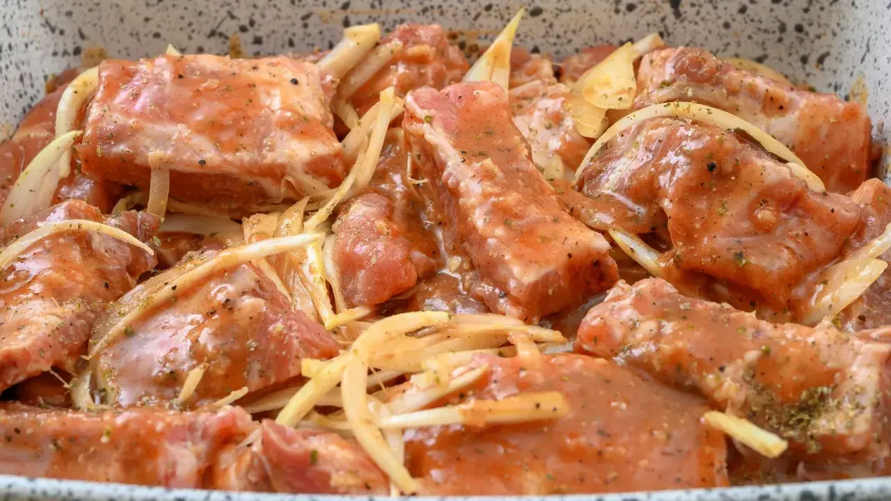 Żeberka w marynacie z cebulą, gotowe do pieczenia. Idealne na obiad, z czym podawać żeberka na obiad? Z ziemniakami i surówką!