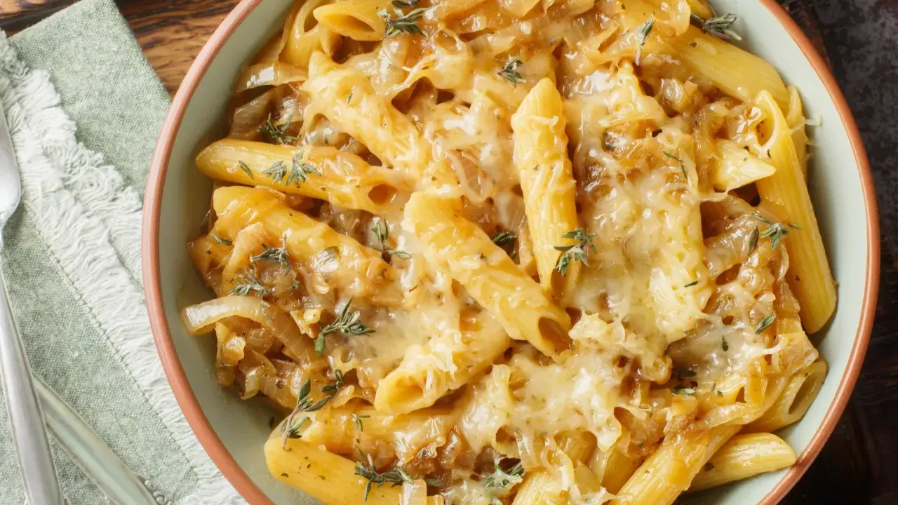 Pyszne penne z karmelizowaną cebulką i ciągnącym się serem. Idealne co pysznego na obiad!