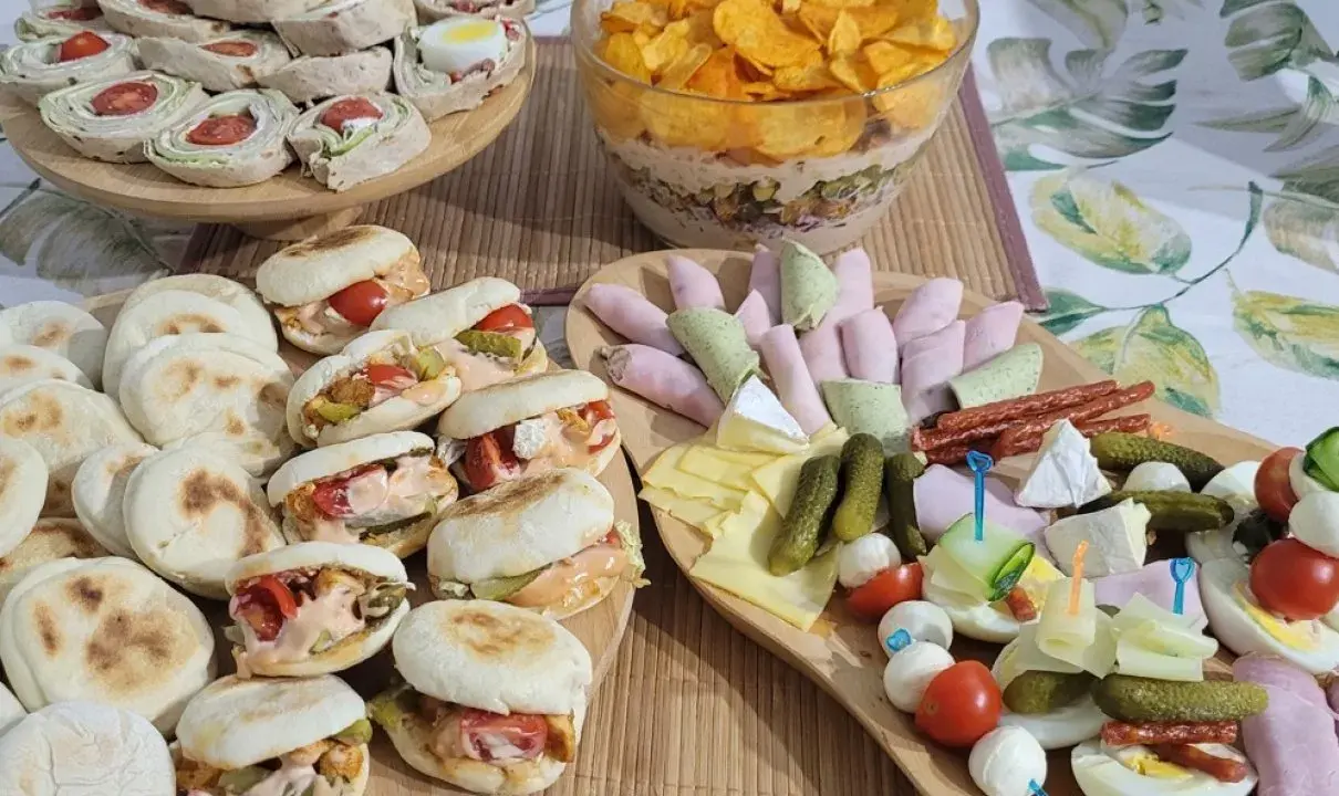 Mini kanapeczki, roladki, ser, wędliny i chipsy – idealne propozycje, co ugotować na imprezę.