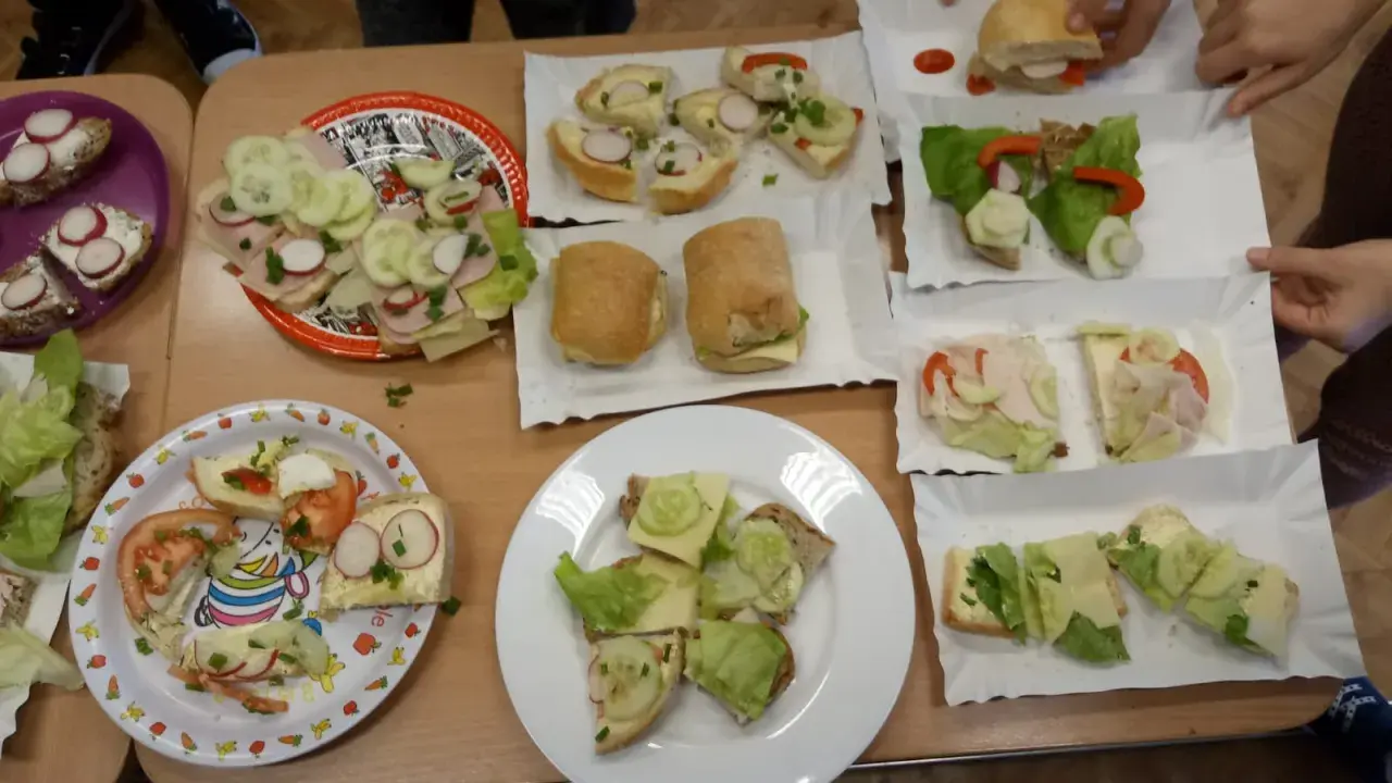 Dzieci tworzą zdrowe kanapki, ucząc się, wiesz co jesz catering dla dzieci.