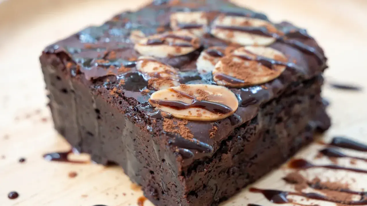 Wilgotne, czekoladowe ciasto z migdałami i polewą, idealne na klasyczne brownie przepis.