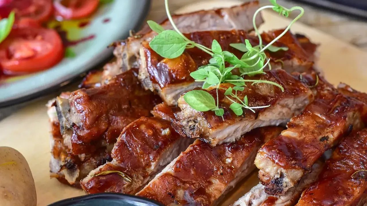 Pyszne żeberka w sosie barbecue, idealne do obiadu. Zastanawiasz się, co ugotować z wędzonych żeberek? Oto inspiracja!
