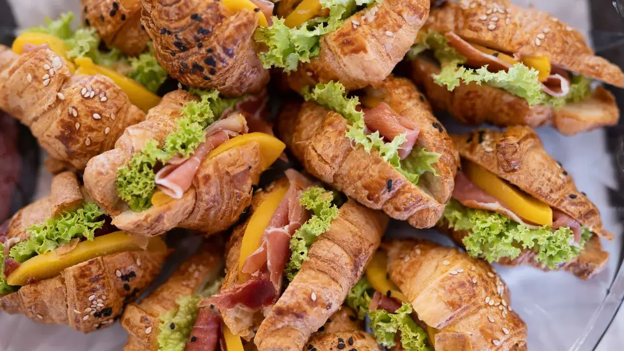 Mini croissanty z szynką, serem i sałatą. Idealne, by ugotować na sylwestra coś szybkiego i pysznego.