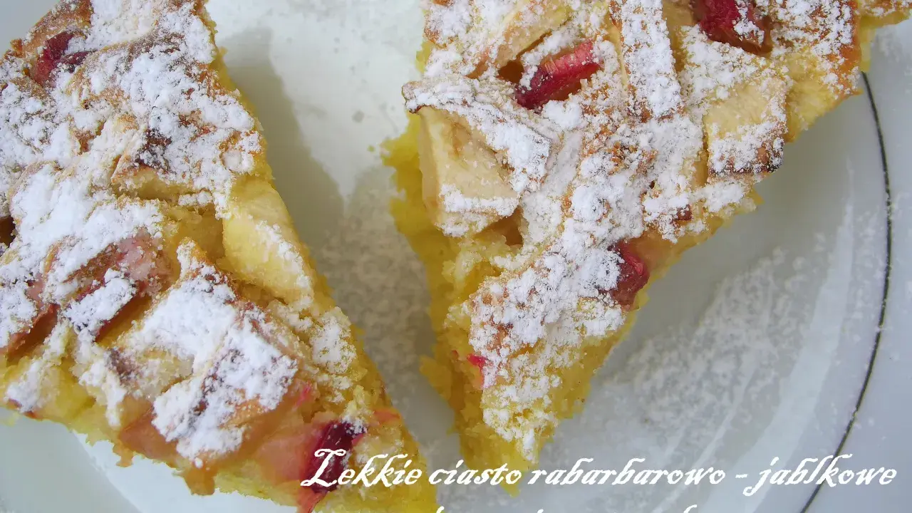 Szybkie ciasto jogurtowe z rabarbarem i jabłkami, posypane cukrem pudrem. Idealne na deser.
