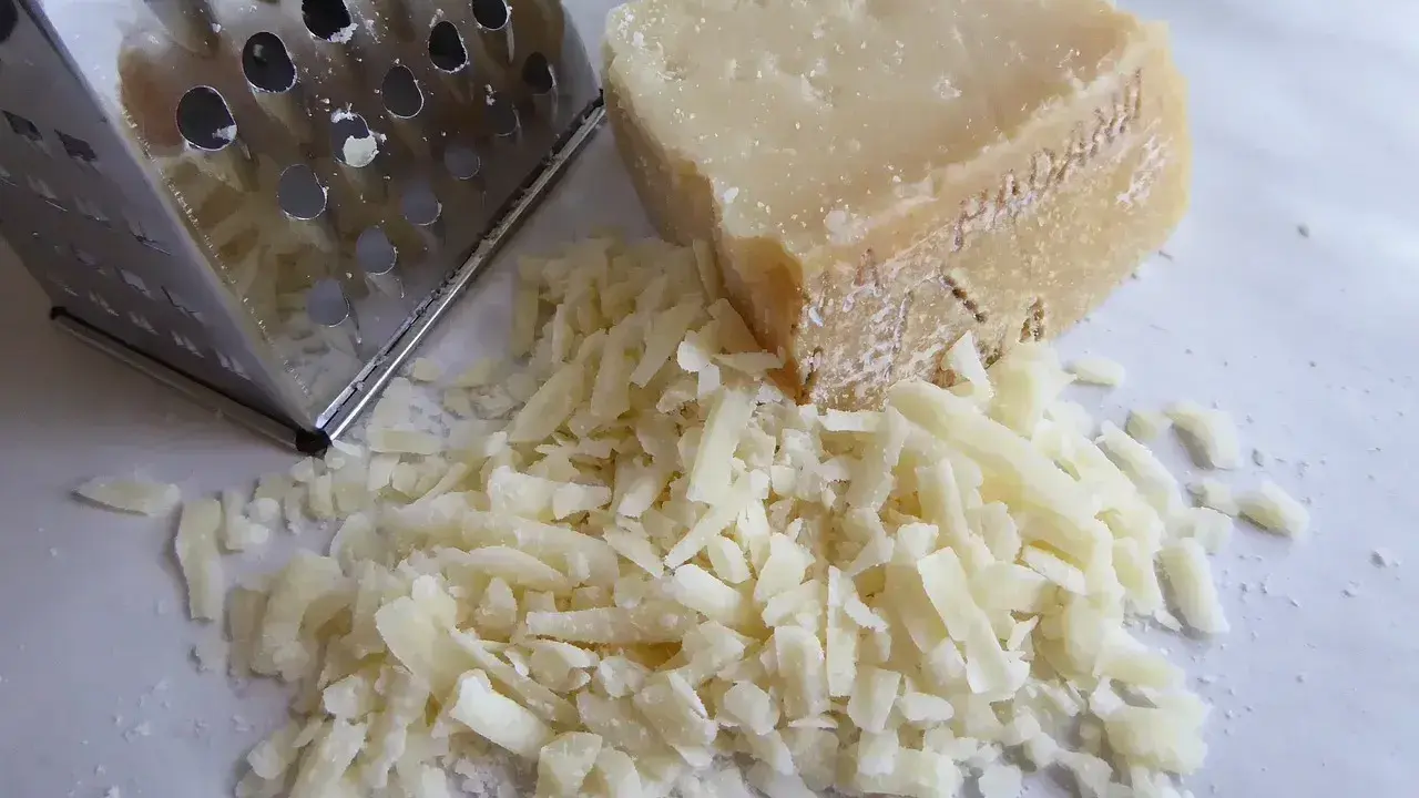 Tarty parmezan i tarka. Czy parmezan można mrozić? Tak, po starciu zachowa smak.