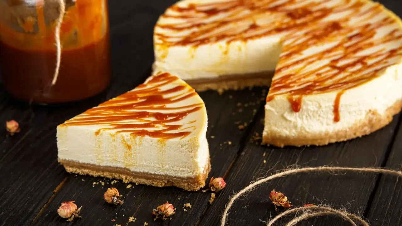 Pyszny sernik z 1kg sera, polany karmelem. Ile czasu piec sernik z 1kg sera? Czas pieczenia zależy od przepisu.