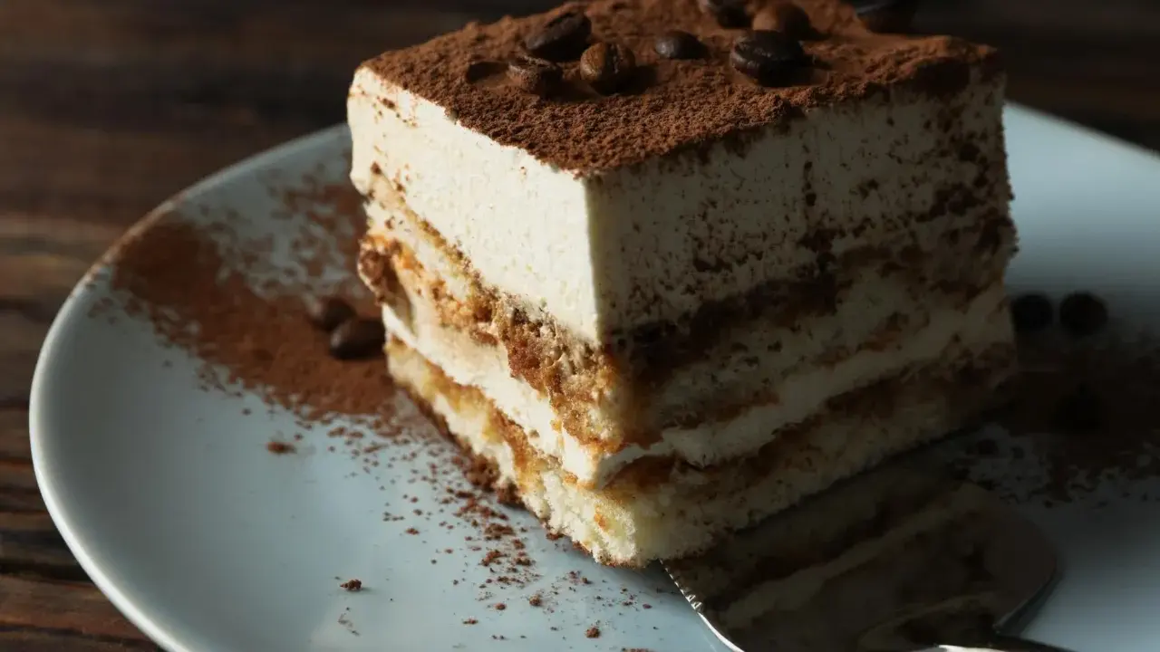 Pyszny kawałek tiramisu, idealny na deser. Dowiedz się, jak zrobić tiramisu, by zachwycić bliskich.