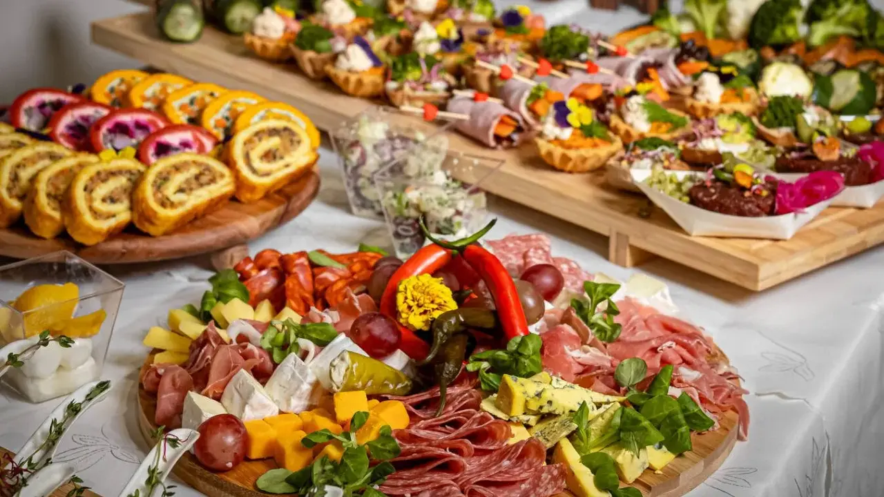 Pyszne przekąski na desce serów i wędlin, roladki, tartaletki i warzywa. Wiesz co jesz catering Łódź to gwarancja jakości.