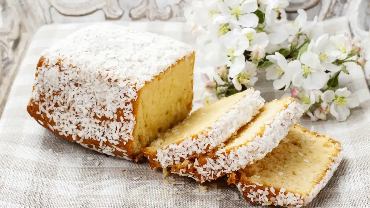 Pyszne ciasto kokosowe, idealne na wiosenne popołudnie. Przepisy joli często inspirują do takich wypieków.