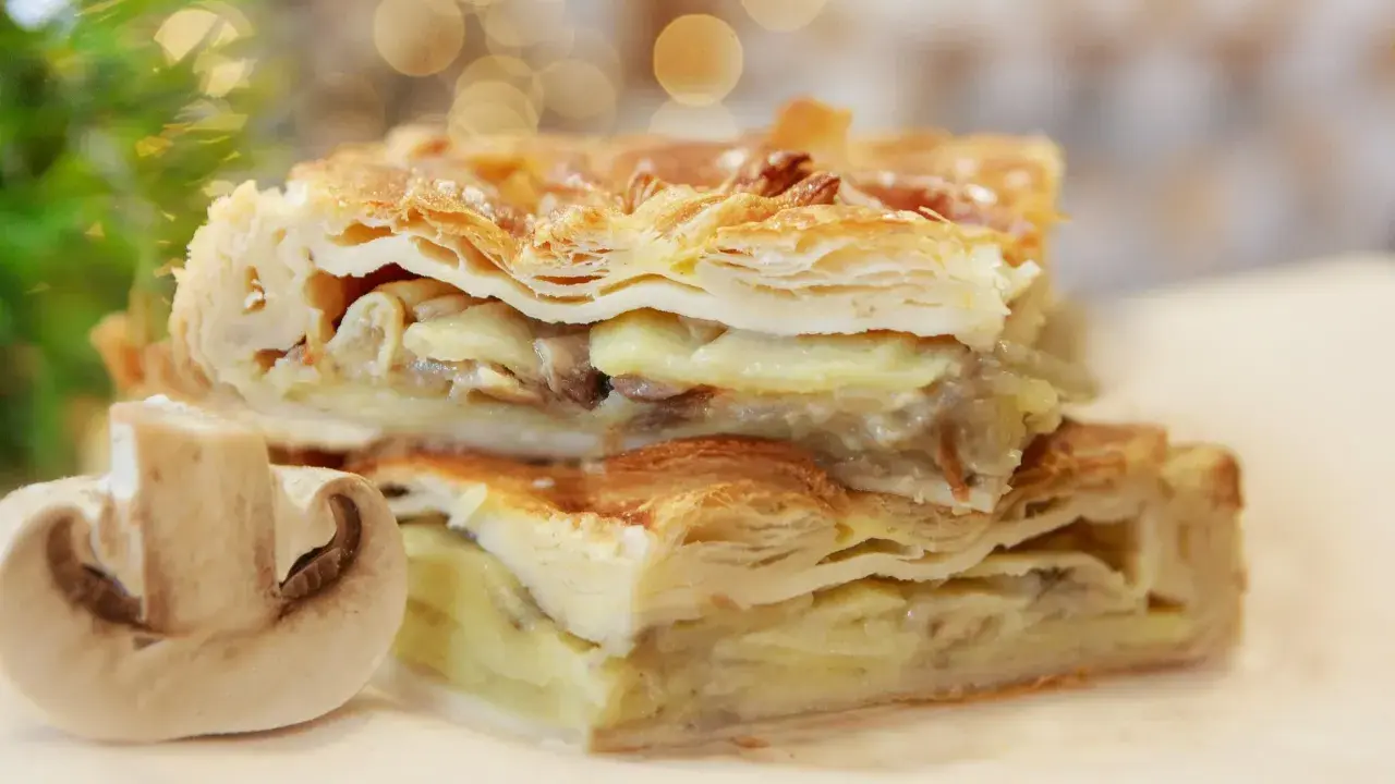 Pyszne ciasto francuskie z pieczarkami i serem – idealne, co zrobić z ciasta francuskiego na obiad.