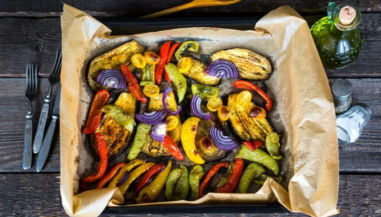 Kolorowe warzywa pieczone w piekarniku: bakłażan, papryka, cebula i pomidorki.
