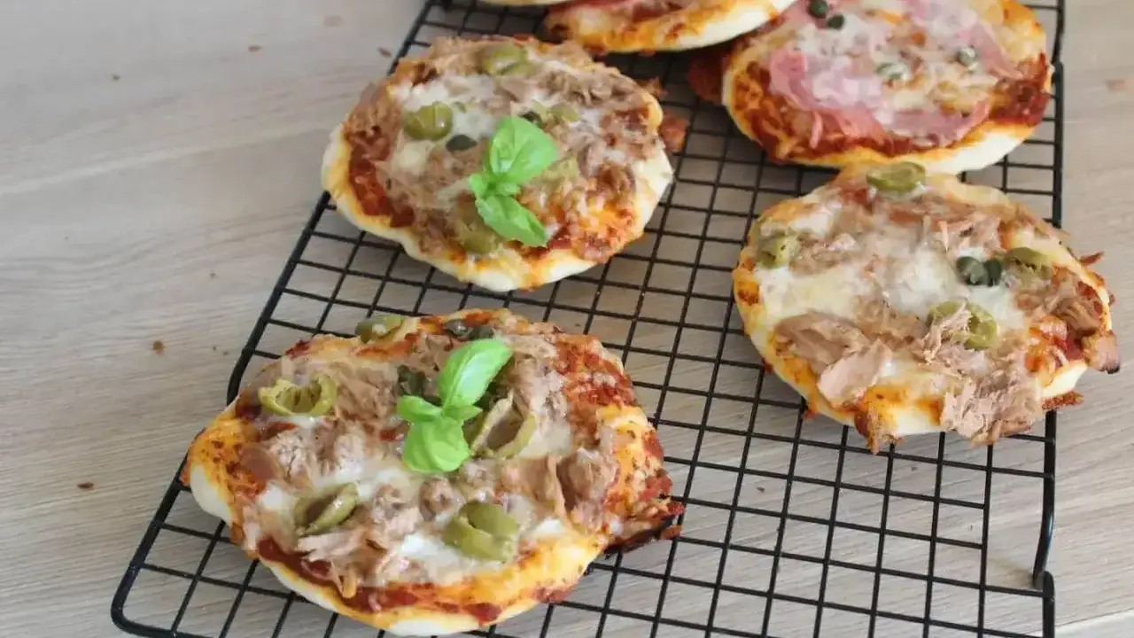 Mini pizze z tuńczykiem, oliwkami i bazylią na kratce. Idealne składniki na pizzę dla małych łasuchów.