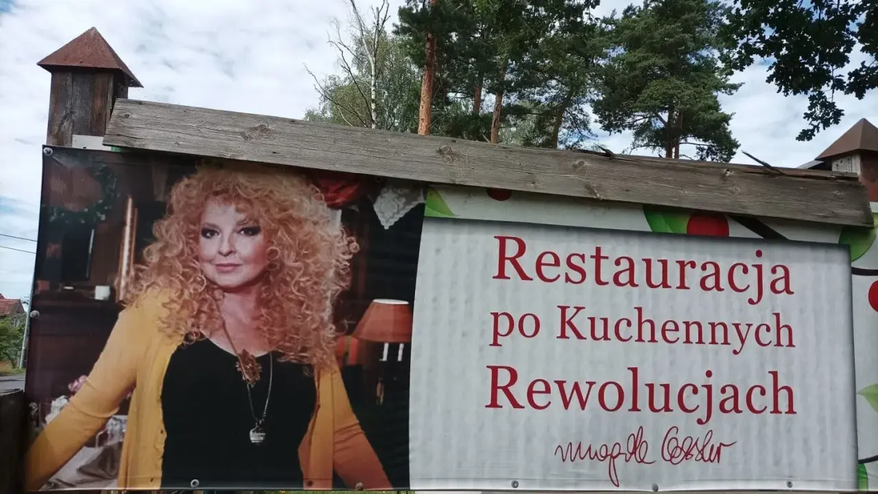 Magda Gessler na banerze restauracji "po Kuchennych Rewolucjach". Czyżby szarlotka z rumieńcem dlaczego zamknięta?