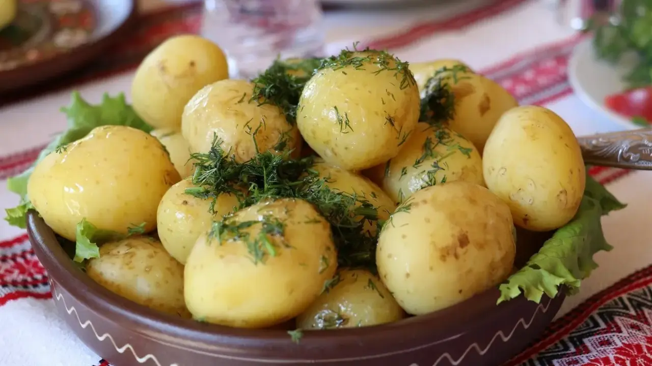 Młode ziemniaki z koperkiem i sałatą. Idealne danie, gdy zastanawiasz się, co ugotować na obiad.
