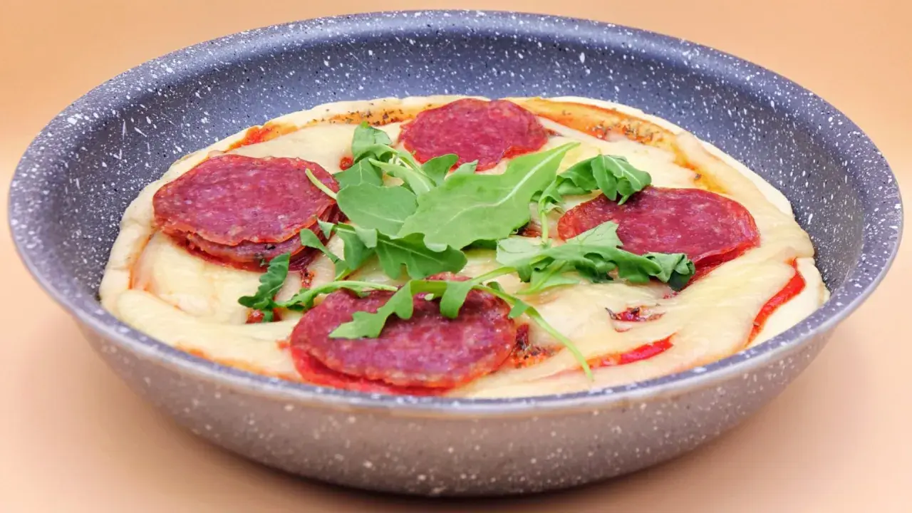 Pizza salami z rukolą w patelni.