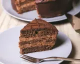 Pyszne, wielowarstwowe ciasto czekoladowe, idealne na deser po grillu.