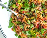 Kolorowa sałatka z edamame, komosą ryżową i warzywami. Idealna na szybki obiad, gdy zastanawiasz się, edamame mrożone jak zrobić.