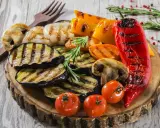 Pyszne warzywa z grilla: bakłażan, papryka, pieczarki, pomidorki i marchewka. Idealne co na grilla!