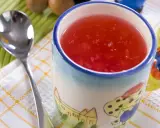 Czerwony kisiel w kubeczku z bajkowym motywem. Czy kisiel jest zdrowy? Zależy od składników, ale ten wygląda apetycznie.