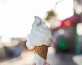 Pyszne, kremowe lody amerykańskie w wafelku, idealne na upalny dzień.