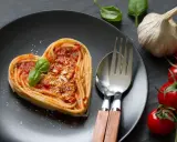 Serce z makaronu z sosem pomidorowym i bazylią. Idealne na romantyczną kolację w domu, co ugotować?