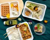Różnorodne dania z pudełek, napój i deser. Czy catering dietetyczny się opłaca? Wygląda apetycznie!