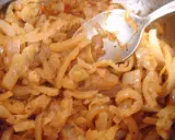 Smażona cebula z przyprawami, wygląda jak pyszna omasta do pierogów.