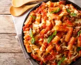 Pyszne danie z makaronem rigatoni, sosem pomidorowym i mięsem mielonym, zapieczone z serem. Idealne co na obiad z mięsa mielonego.