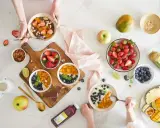 Zdrowe śniadanie w stylu self-catering: owsianka z owocami, jagodami, mango i orzechami. Idealne na początek dnia.