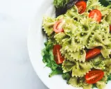 Makaron farfalle z pesto, pomidorkami koktajlowymi i świeżą sałatą. Idealne co na obiad dietetycznie.