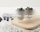Dwa pucharki z deserem chia i jagodami na desce. Nasiona chia – jak jeść, by czerpać z ich właściwości?