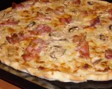 Pyszna pizza carbonara z chrupiącym boczkiem, pieczarkami i ciągnącym się serem. Idealna na szybki obiad.