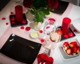 Romantyczna kolacja walentynkowa: czerwone róże, świece, wino i truskawki. Idealne inspiracje, co ugotować na walentynki.