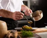 Szef kuchni doprawia danie, jakby robiła to mama. Catering jak u mamy Bielsk Podlaski to smak domowy.