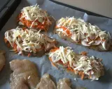 Piersi z kurczaka z tartą marchewką, pieczarkami i serem. Idealne co na obiad z piersi z kurczaka, gotowe do pieczenia.