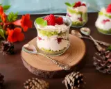 Pyszne ciasto leśny mech na dużą blachę z serkiem mascarpone, podane w szklanych pucharkach, ozdobione malinami i miętą.