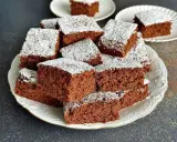 Pyszne, wilgotne ciasto czekoladowe pokrojone w kostkę, posypane cukrem pudrem. Idealne na przepis na ciasto kręcone.