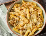 Pyszne penne z karmelizowaną cebulką i ciągnącym się serem. Idealne co pysznego na obiad!