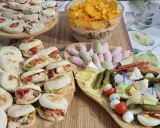 Mini kanapeczki, roladki, ser, wędliny i chipsy – idealne propozycje, co ugotować na imprezę.