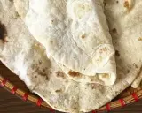 Domowy lawasz przepis na cienkie placki z charakterystycznymi przypaleniami. Idealne do wrapów i przekąsek.