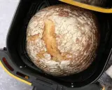 Chleb z airfryer, rumiany i pachnący, gotowy do podania.