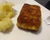 Złociste, chrupiące kostki rybne mrożone w panierce, idealne do szybkiego obiadu. Podane z purée ziemniaczanym.